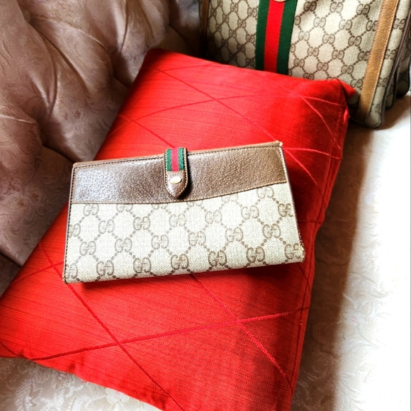 Gucci Handbags - Gucci Monogram wallet